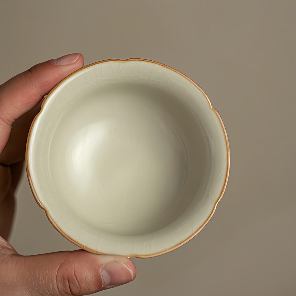 Width 6.9cm, height 4cm, full capacity approximately 60ml